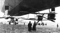 Dirigible R33 cargando aviones de combate
