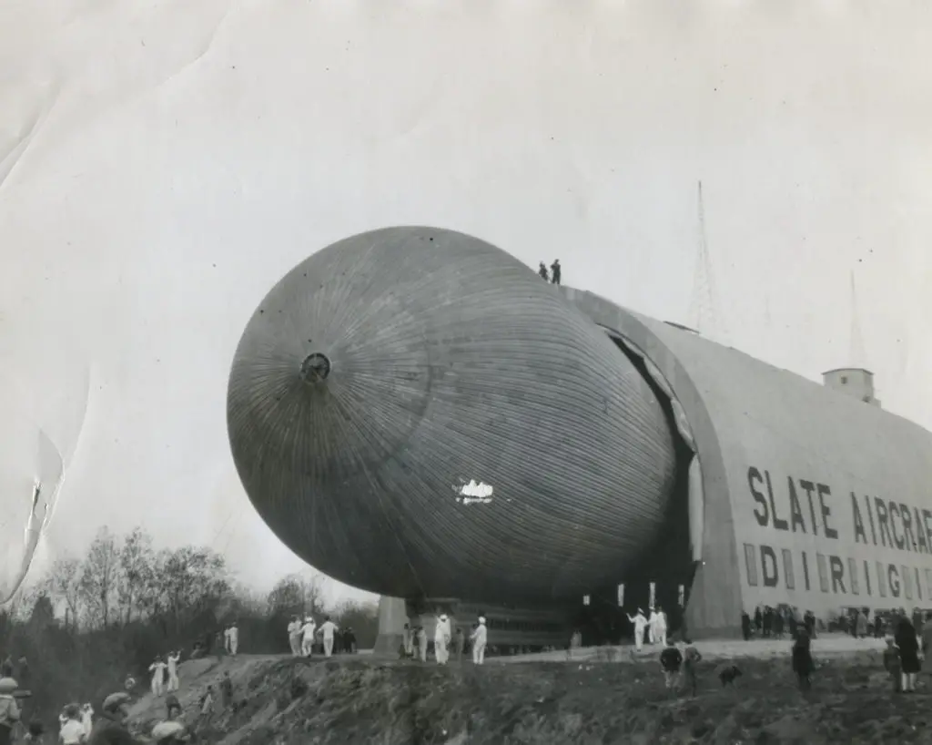 Fotografía de un enorme dirigible dentro de su hangar.