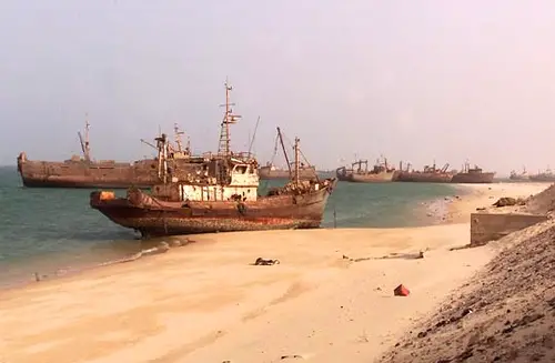 Fotografía del cementerio y desarmadero de barcos de Mauritania.