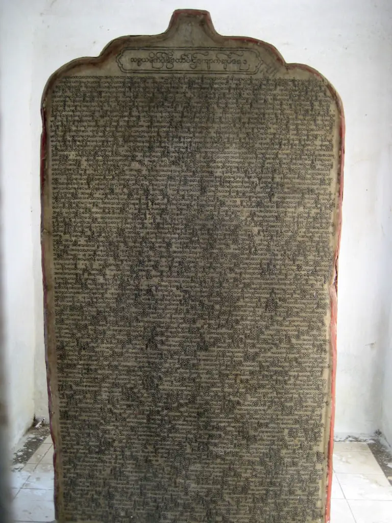 Fotografía de una de las placas de maármol de la pagoda.